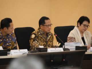 Menteri Dalam Negeri (Mendagri) Muhammad Tito Karnavian sekaligus Ketua Satuan Tugas (Kasatgas) Percepatan Rekonstruksi dan Rehabilitasi (PRR) Pasca Bencana Wilayah Sumatera saat  melaporkan progres pemulihan bencana. (Foto: {Puspen Kemendagri)