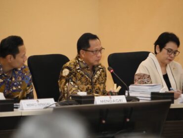 Menteri Dalam Negeri (Mendagri) Muhammad Tito Karnavian sekaligus Ketua Satuan Tugas (Kasatgas) Percepatan Rekonstruksi dan Rehabilitasi (PRR) Pasca Bencana Wilayah Sumatera saat  melaporkan progres pemulihan bencana. (Foto: {Puspen Kemendagri)