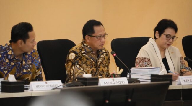 Menteri Dalam Negeri (Mendagri) Muhammad Tito Karnavian sekaligus Ketua Satuan Tugas (Kasatgas) Percepatan Rekonstruksi dan Rehabilitasi (PRR) Pasca Bencana Wilayah Sumatera saat  melaporkan progres pemulihan bencana. (Foto: {Puspen Kemendagri)