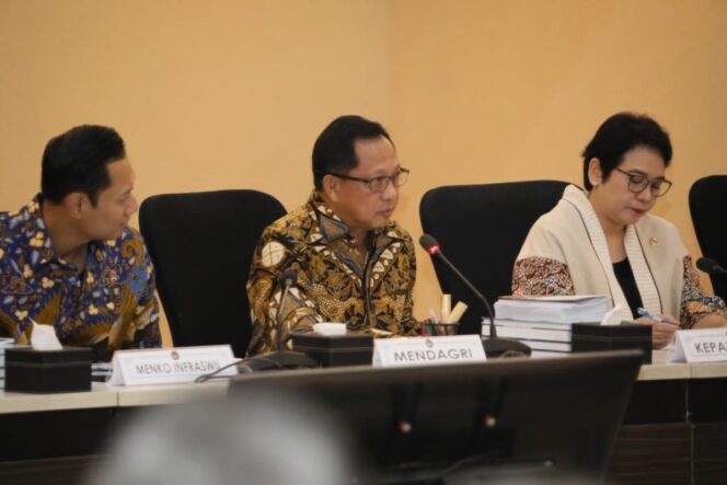 
					Menteri Dalam Negeri (Mendagri) Muhammad Tito Karnavian sekaligus Ketua Satuan Tugas (Kasatgas) Percepatan Rekonstruksi dan Rehabilitasi (PRR) Pasca Bencana Wilayah Sumatera saat  melaporkan progres pemulihan bencana. (Foto: {Puspen Kemendagri)