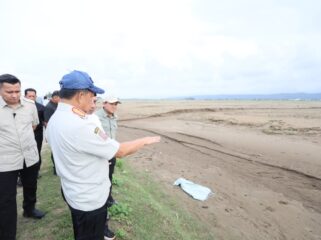 Menteri Dalam Negeri (Mendagri) Muhammad Tito Karnavian selaku Ketua Satuan Tugas (Kasatgas) Percepatan Rehabilitasi dan Rekonstruksi Pascabencana Wilayah Sumatera saat meninjau langsung lahan persawahan yang tertutup lumpur akibat banjir di Kecamatan Meurah Dua, Kabupaten Pidie Jaya, Aceh, Sabtu (21/2/2026). (Foto : Puspen Kemendagri)