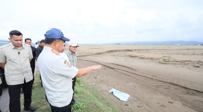 Menteri Dalam Negeri (Mendagri) Muhammad Tito Karnavian selaku Ketua Satuan Tugas (Kasatgas) Percepatan Rehabilitasi dan Rekonstruksi Pascabencana Wilayah Sumatera saat meninjau langsung lahan persawahan yang tertutup lumpur akibat banjir di Kecamatan Meurah Dua, Kabupaten Pidie Jaya, Aceh, Sabtu (21/2/2026). (Foto : Puspen Kemendagri)