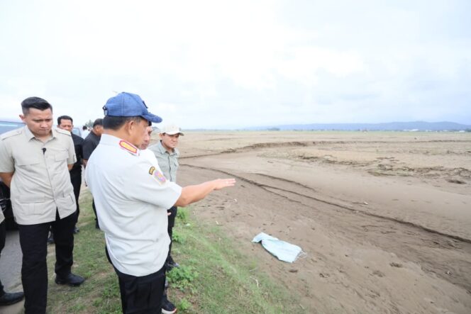 
					Menteri Dalam Negeri (Mendagri) Muhammad Tito Karnavian selaku Ketua Satuan Tugas (Kasatgas) Percepatan Rehabilitasi dan Rekonstruksi Pascabencana Wilayah Sumatera saat meninjau langsung lahan persawahan yang tertutup lumpur akibat banjir di Kecamatan Meurah Dua, Kabupaten Pidie Jaya, Aceh, Sabtu (21/2/2026). (Foto : Puspen Kemendagri)