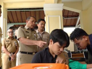 Wali Kota Jakarta Pusat Arifin saat meninjau program layanan hapus Tato. (Foto : Kominfotik Jakpus)