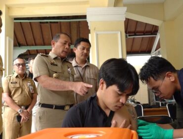 Wali Kota Jakarta Pusat Arifin saat meninjau program layanan hapus Tato. (Foto : Kominfotik Jakpus)