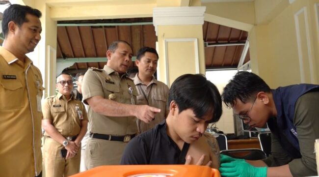 Wali Kota Jakarta Pusat Arifin saat meninjau program layanan hapus Tato. (Foto : Kominfotik Jakpus)