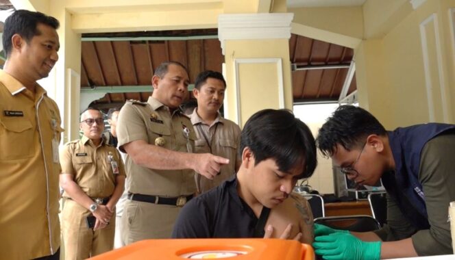 
					Wali Kota Jakarta Pusat Arifin saat meninjau program layanan hapus Tato. (Foto : Kominfotik Jakpus)