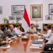 Menko Perekonomian Airlangga Hartarto saat  mengikuti rapat bersama Presiden Prabowo Subianto di Istana Negara Jakarta. (Foto: Humas Kemenko perekonomian.)