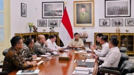 Menko Perekonomian Airlangga Hartarto saat  mengikuti rapat bersama Presiden Prabowo Subianto di Istana Negara Jakarta. (Foto: Humas Kemenko perekonomian.)