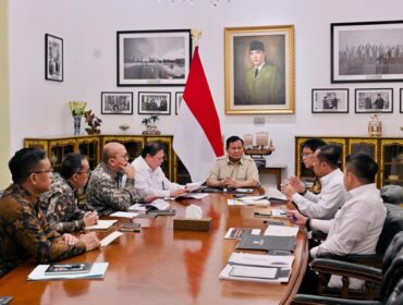 Menko Perekonomian Airlangga Hartarto saat  mengikuti rapat bersama Presiden Prabowo Subianto di Istana Negara Jakarta. (Foto: Humas Kemenko perekonomian.)