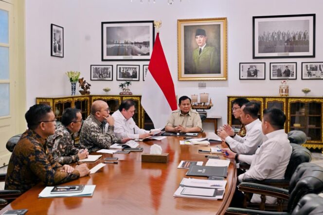 
					Menko Perekonomian Airlangga Hartarto saat  mengikuti rapat bersama Presiden Prabowo Subianto di Istana Negara Jakarta. (Foto: Humas Kemenko perekonomian.)