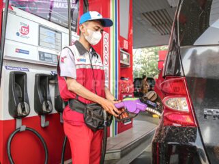 Ilustrasi: Petugas SPBU saat mengisi BBM. (Foto : Ist)