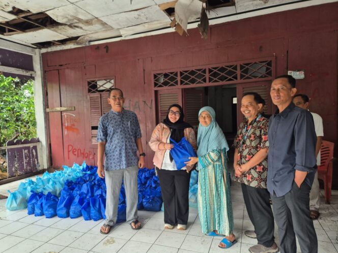 
					Jelang Lebaran, Indah Kiat Berbagi Sembako ke Warga Tangsel dan Tangerang