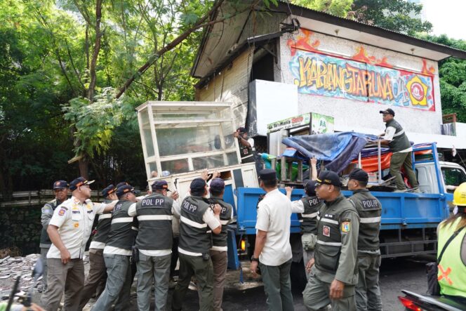 
					Kembalikan Fungsi Pejalan Kaki, Pemkot Jakpus Tertibkan Bangunan di Atas Trotoar Kawasan Kebon Kacang