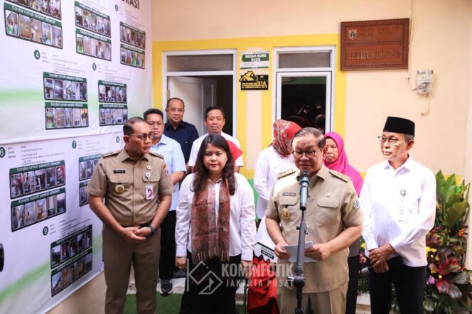 
					Wali Kota Arifin Dampingi Gubernur DKI Jakarta Serahkan Empat Kunci Hunian Program Bedah Rumah