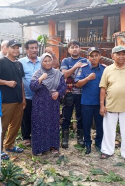 Kelurahan Bojong Nangka Kerahkan Tim Gabungan Atasi Dampak Hujan Angin Di Dasana Indah