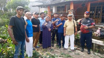 Kelurahan Bojong Nangka Kerahkan Tim Gabungan Atasi Dampak Hujan Angin Di Dasana Indah