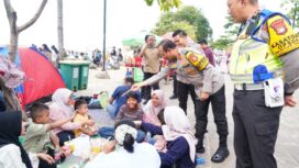 Kapolda Metro Jaya Irjen Pol. Asep Edi Suheri saat berdialog dengan salah satu wisatawam lokal di Taman Impian Jaya Ancol .(Foto: Ist)