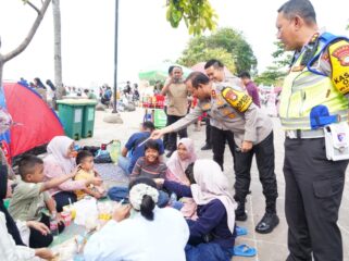 Kapolda Metro Jaya Irjen Pol. Asep Edi Suheri saat berdialog dengan salah satu wisatawam lokal di Taman Impian Jaya Ancol .(Foto: Ist)
