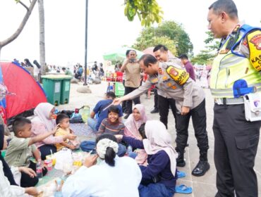 Kapolda Metro Jaya Irjen Pol. Asep Edi Suheri saat berdialog dengan salah satu wisatawam lokal di Taman Impian Jaya Ancol .(Foto: Ist)