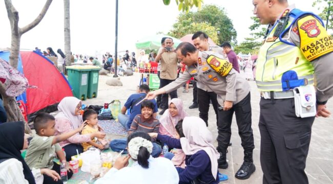 Kapolda Metro Jaya Irjen Pol. Asep Edi Suheri saat berdialog dengan salah satu wisatawam lokal di Taman Impian Jaya Ancol .(Foto: Ist)