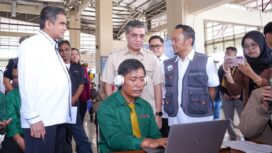 Menteri Ketenagakerjaan (Menaker), Yassierli, saat meninjau Posko Peduli Keselamatan dan Kesehatan Kerja (K3) Mudik Aman di Terminal Terpadu Pulo Gebang Jakarta Timur. (Foto: Humas Kemenaker)
