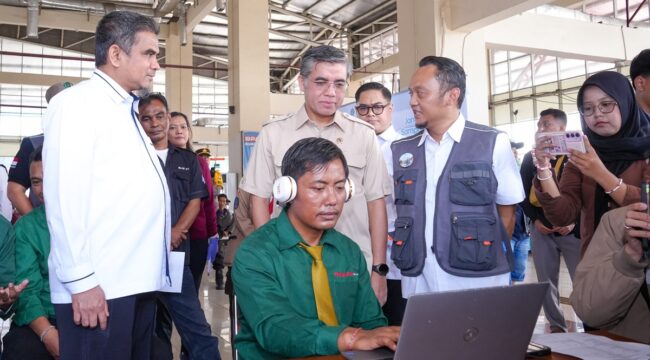 Menteri Ketenagakerjaan (Menaker), Yassierli, saat meninjau Posko Peduli Keselamatan dan Kesehatan Kerja (K3) Mudik Aman di Terminal Terpadu Pulo Gebang Jakarta Timur. (Foto: Humas Kemenaker)