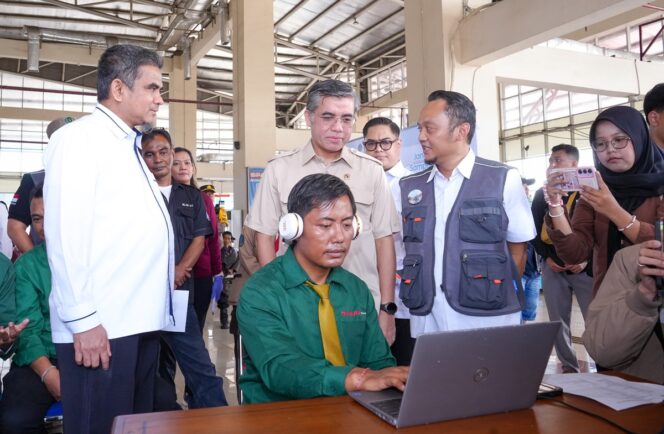 
					Menteri Ketenagakerjaan (Menaker), Yassierli, saat meninjau Posko Peduli Keselamatan dan Kesehatan Kerja (K3) Mudik Aman di Terminal Terpadu Pulo Gebang Jakarta Timur. (Foto: Humas Kemenaker)