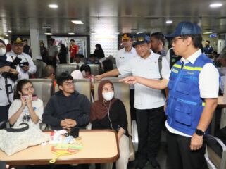 Menteri Dalam Negeri (Mendagri) Muhammad Tito Karnavian bersama rombongan saat  meninjau langsung kesiapan arus mudik Lebaran 2026 di Pelabuhan Merak , Kota Cilegon, Banten.
(Foto: Puspen Kemendagri)