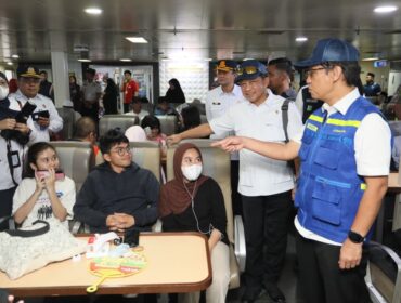 Menteri Dalam Negeri (Mendagri) Muhammad Tito Karnavian bersama rombongan saat  meninjau langsung kesiapan arus mudik Lebaran 2026 di Pelabuhan Merak , Kota Cilegon, Banten.
(Foto: Puspen Kemendagri)