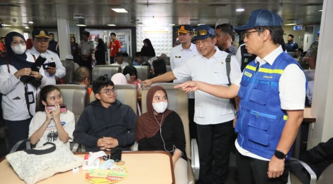 Menteri Dalam Negeri (Mendagri) Muhammad Tito Karnavian bersama rombongan saat  meninjau langsung kesiapan arus mudik Lebaran 2026 di Pelabuhan Merak , Kota Cilegon, Banten.
(Foto: Puspen Kemendagri)