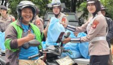 Polwan PMJ saat membagikan paket sembako ke salah satu pengguna ojol. (Foto: Humas PMJ)