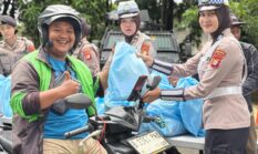 Polda Metro Jaya Salurkan 500 Paket Sembako Dalam Program Jumat Peduli