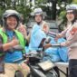 Polwan PMJ saat membagikan paket sembako ke salah satu pengguna ojol. (Foto: Humas PMJ)