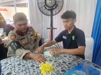 Salah satu anggota Polri saat mengikuti pelayanan kesehatan yang digelar oleh Dokkes Polres Metro Jakarta Utara. (Foto: Ist)