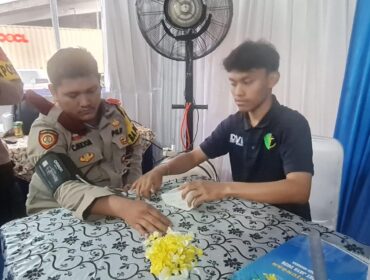 Salah satu anggota Polri saat mengikuti pelayanan kesehatan yang digelar oleh Dokkes Polres Metro Jakarta Utara. (Foto: Ist)