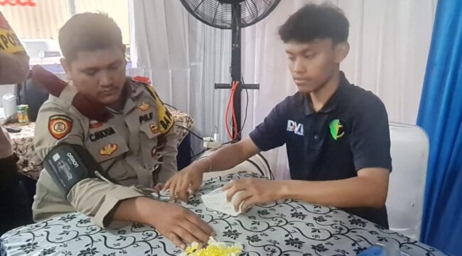 Salah satu anggota Polri saat mengikuti pelayanan kesehatan yang digelar oleh Dokkes Polres Metro Jakarta Utara. (Foto: Ist)