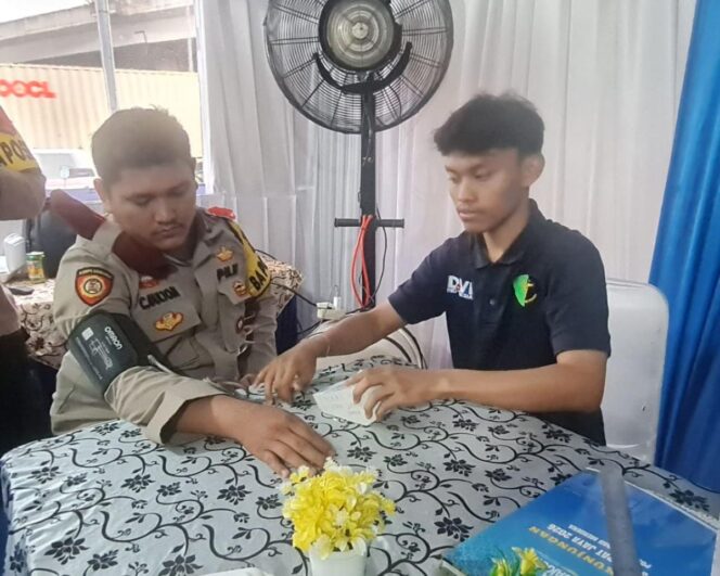 
					Salah satu anggota Polri saat mengikuti pelayanan kesehatan yang digelar oleh Dokkes Polres Metro Jakarta Utara. (Foto: Ist)