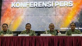 Komandan Puspom TNI Yusri Nuryanto (nomor dua dari kanan) saat meberikan kererangan pers di Mabes TNI Cilangkap Jakarta. (ist)