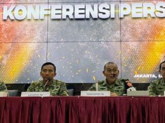Komandan Puspom TNI Yusri Nuryanto (nomor dua dari kanan) saat meberikan kererangan pers di Mabes TNI Cilangkap Jakarta. (ist)