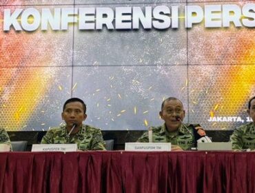 Komandan Puspom TNI Yusri Nuryanto (nomor dua dari kanan) saat meberikan kererangan pers di Mabes TNI Cilangkap Jakarta. (ist)