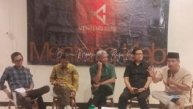 Direktur Eksekutif Lingkar Madani, Ray Rangkuti (Pojok Kanan) saat memamaprkan analisisnya soal pengungkapan Penyiraman air keras aktivis KontraS Andrie Yunus. (Foto: Ist)