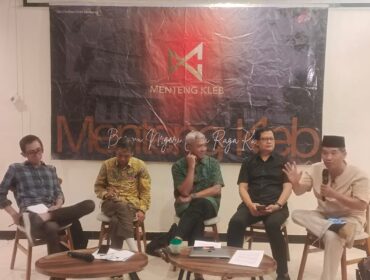Direktur Eksekutif Lingkar Madani, Ray Rangkuti (Pojok Kanan) saat memamaprkan analisisnya soal pengungkapan Penyiraman air keras aktivis KontraS Andrie Yunus. (Foto: Ist)