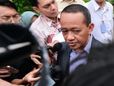Menteri ESDM Bahlil Lahadalia saat  memberikan keterangan kepada awak media usai dipenggil Presiden Prabowo. (Foto: BPMI)