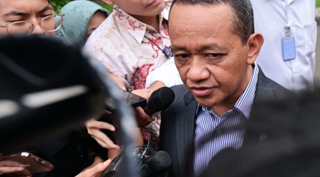 Menteri ESDM Bahlil Lahadalia saat  memberikan keterangan kepada awak media usai dipenggil Presiden Prabowo. (Foto: BPMI)