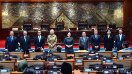 Ketua DPR RI Puan Maharani foto bersama usai meminta persetujuan anggota dewan, terkait laporan hasil uji kelayakan dan kepatutan calon anggota Dewan Komisioner OJK periode 2026–2031, di Komplek Parlemen, Jakarta, Kamis (12/3/2026). (Foto : Mares/Andri)