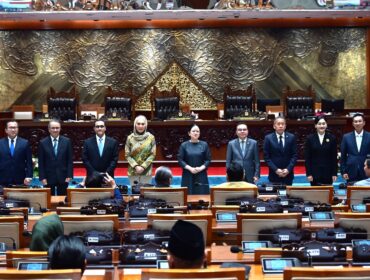 Ketua DPR RI Puan Maharani foto bersama usai meminta persetujuan anggota dewan, terkait laporan hasil uji kelayakan dan kepatutan calon anggota Dewan Komisioner OJK periode 2026–2031, di Komplek Parlemen, Jakarta, Kamis (12/3/2026). (Foto : Mares/Andri)