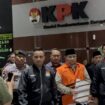 Mantan Menteri Agama Yaqut Cholili Qoumas usai diperiksa KPK mengenakan rompi orange .(Foto: Ist) 