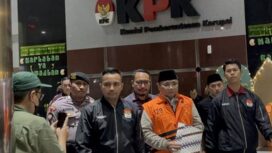 Mantan Menteri Agama Yaqut Cholili Qoumas usai diperiksa KPK mengenakan rompi orange .(Foto: Ist) 