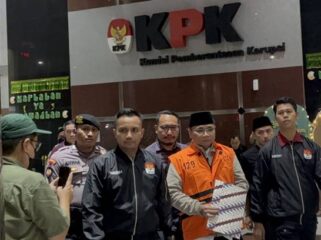 Mantan Menteri Agama Yaqut Cholili Qoumas usai diperiksa KPK mengenakan rompi orange .(Foto: Ist) 